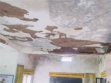 जर्जर स्कूल सील