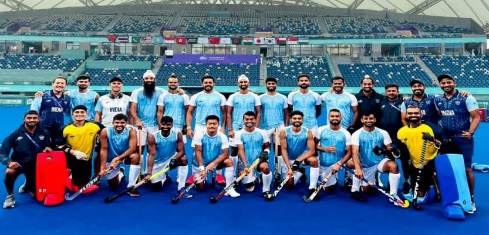 Paris Olympic 2024: पेरिस ओलंपिक 2024 के लिए भारतीय पुरुष हॉकी टीम कप्तान कप्तान हरमनप्रीत सिंह की अगुवाई में सोमवार को स्विट्जरलैंड में माइक हॉर्न के बेस के लिए रवाना हुई। भारतीय पुरुष हॉकी टीम अभ्यास