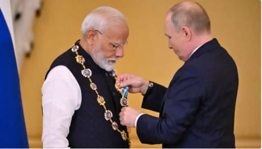 PM Modi Russia visit: प्रधानमंत्री नरेंद्र मोदी को रूस के राष्ट्रपति व्लादिमीर पुतिन ने 'ऑर्डर ऑफ सेंट एंड्रयू एपोसल' पुरस्कार से सम्मानित किया। यह रूस का सर्वोच्च नागरिक सम्मान है। पीएम मोदी को दोनों देशों के