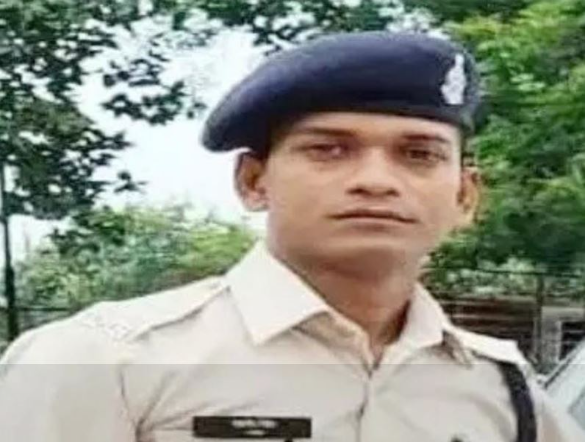 Mahadev Satta App:  छत्तीसगढ़ के बहुचर्चित महादेव सट्टा ऐप मामले में लंबे समय से फरार पुलिस आरक्षक सहदेव यादव को ईओडब्ल्यू द्वारा ने राजंनादंगाव के सोमनी से देर रात गिरफ्तार कर लिया है। ईओडब्ल्यू की टीम सहदेव