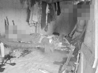 नवाडीह गांव, घरघोड़ा में अपराध स्थल: एक कमरे में हत्या-आत्महत्या की घटना, जिसमें एक शव फांसी पर लटका हुआ है और दूसरा शव बिस्तर पर पाया गया है। पुलिस मामले की जांच कर रही है।