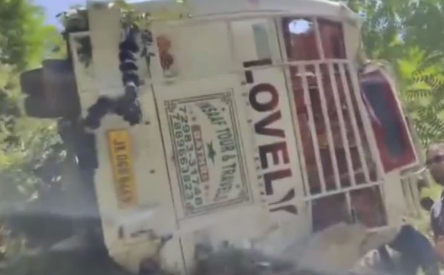 Bus accident: जम्मू-कश्मीर के डोडा जिले में शनिवार को एक बस के गहरी खाई में गिरने से दो लोगों की और कई अन्य यात्री घायल हुए हैं। मीडिया के मुताबिक, मीडिया रिपोर्ट के मुताबिक,
