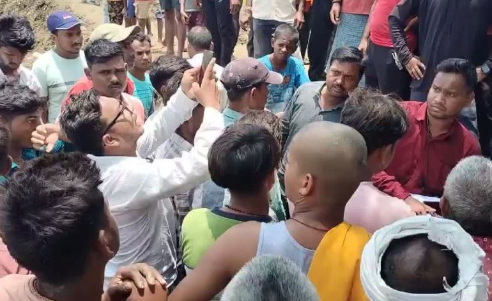 CG News: जिले पंडरिया के थाना कुंडा क्षेत्र के सेनहाभाठा में 12 साल के मासूम के बिजली लाइन की चपेट में आने से मौके पर ही मौत हो गई। जानकारी के अनुसार शनिवार को वो धान का थरहा