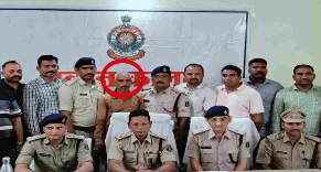 CG Crime: अमलीडीह के हत्याकांड में पुलिस ने बड़ा खुलासा किया है। प्रेमी ने ही अपनी शादीशुदा प्रेमिका की हत्या कर उसके चेहरे और शरीर को पेट्रोल से जलाया था। शव के टुकड़े कर बोरियों में