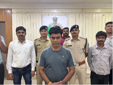 CG Crime: मेडिकल रिप्रेजेंटेटिव की नौकरी देने का झांसा देकर करोड़ों की ठगी करने वाले आरोपी को पुलिस ने दिल्ली से गिरफ्तार किया है। रायपुर  साइबर थाना में प्रार्थी राजन असपिलिया ने रिपोर्ट