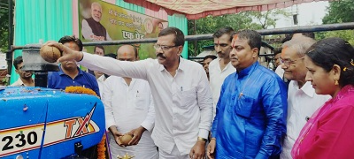 Image of MLA Motilal Sahu inaugurating vehicles: "MLA Motilal Sahu inaugurating new vehicles"