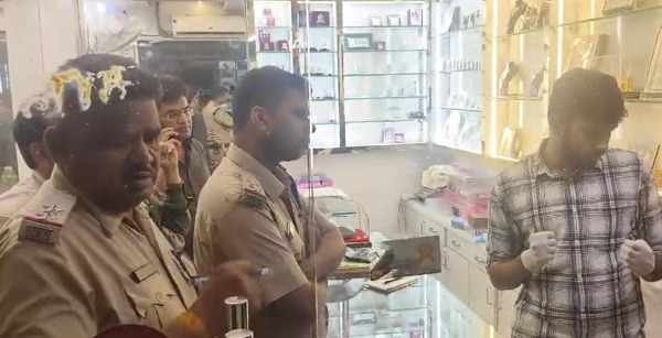 ज्वैलरी संचालक से लूट