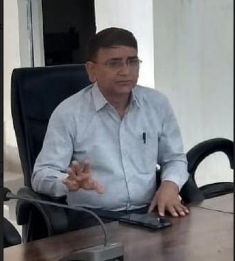 घरघोड़ा में ट्रांसफर के 4 महीने बाद भी कर्तव्य निर्वहन करते हुए अधिकारी, स्थानीय प्रशासनिक भवन के बाहर।