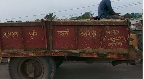 जांजगीर-चंपा जिला में हसदेव नदी के किनारे रेत से भरे ट्रैक्टर, अवैध रेत खनन और चोरी की समस्या को दर्शाते हुए।