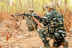 Police Naxalite Encounter: छत्तीसगढ़ महाराष्ट्र बॉर्डर पर सुरक्षाबलों और नक्सलियों के बीच बड़े मुठभेड़ खबर है। नक्सलियों के साथ मुठभेड़ में दो जवान और एक सब इंस्पेक्टर घायल हो गए। जिन्हें अस्पताल में भर्ती कराया गया है।