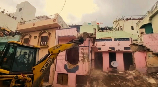 उदयपुर में चाकूबाजी के आरोपी छात्र के अवैध मकान को नगर निगम ने बुलडोजर से ध्वस्त किया। मकान खाली कराया गया और बिजली कनेक्शन काटा गया। इसके बाद, स्कूलों में नुकीली चीजों पर प्रतिबंध और सुरक्षा उपाय लागू किए गए हैं।