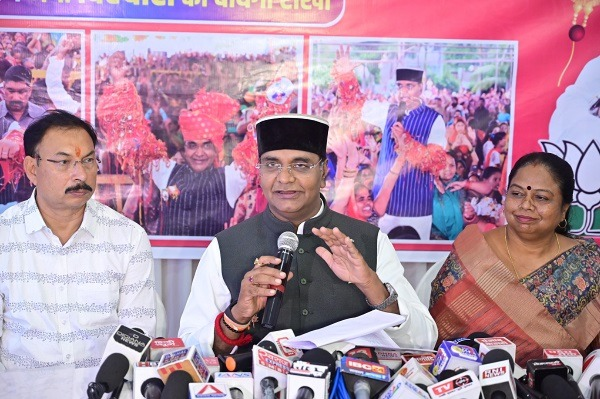 भोपाल के नरेला विधानसभा क्षेत्र में 19 अगस्त से विश्व का सबसे बड़ा रक्षाबंधन महोत्सव शुरू होगा। इस साल 16वीं बार आयोजित होने वाले इस महोत्सव में हजारों बहनें रक्षा सूत्र बांधेंगी, और पिछले साल के रिकॉर्ड को दोहराने की उम्मीद है।