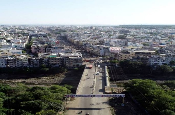 "भोपाल के कोलार तिराहे से गोल जोड़ तक बन रही 15 किमी लंबी सिक्सलेन सड़क, जिसमें सुरक्षा के लिए सेंट्रल वर्ज पर जाली और सड़क की सुंदरता के लिए गेट लगाए जा रहे हैं।"