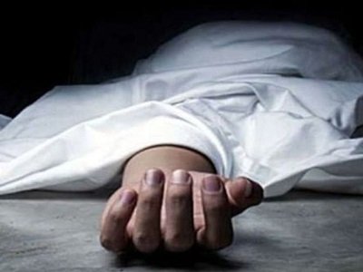 छिंदवाड़ा के त्रिमूर्ति अपार्टमेंट में एक मेडिकल छात्रा चौथी मंजिल से गिरकर गंभीर रूप से घायल हो गई, जिसकी इलाज के दौरान मौत हो गई। पुलिस मर्डर, सुसाइड, और हादसे के एंगल से मामले की जांच कर रही है।