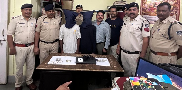 पुलिस के अनुसार, रविशंकर नगर में रहने वाले आशीष बुंदेला ने एक शिकायती आवेदन देकर बताया था कि वे चार इमली स्थित बंगले के स्टॉफ में है