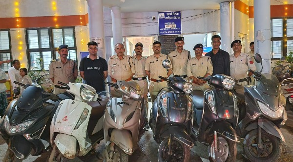 टीटी नगर पुलिस ने बताया कि विगत 12 जुलाई को आरएस अस्पताल के सामने ओल्ड एमएलए क्वार्टर टी टी नगर से गाड़ी चोरी होने की एफआईआर दर्ज की गई थी।