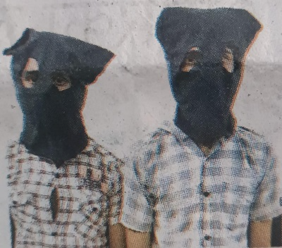 "भोपाल में ज्वेलरी शॉप लूटपाट के बाद गिरफ्तार हुए अग्निवीर जवान मोहित सिंह बघेल और उनके सहयोगियों की पुलिस हिरासत में तस्वीर।"