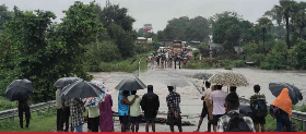 CG Weather Update:  छत्तीसगढ़ के बस्तर संभाग में पिछले 3 दिनों से लगातार हो रही बारिश के कारण नदी नाले उफान पर हैं। बस्तर, बीजापुर, दंतेवाड़ा, नारायणपुर, सुकमा जिलों के कई गांव बाढ़ के कारण ब्लॉक मुख्यालय और जिला मुख्यालय से कट गए हैं।