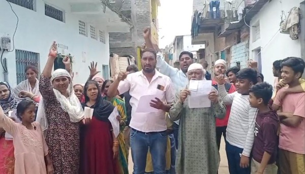 "भोपाल के अटल नेहरू नगर के निवासी बिजली बिलों की बढ़ती कीमतों के विरोध में छोला स्थित बिजली विभाग के दफ्तर का घेराव कर रहे हैं।"