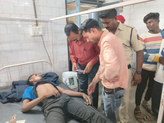 "कबड्डी खेलते वक्त जांजगीर-चाम्पा के ऋषभ प्राइवेट कॉलेज में हार्ट अटैक से मौत का शिकार हुए बीएससी प्रथम वर्ष के छात्र युवराज सिंह गोंड़ की खबर।"