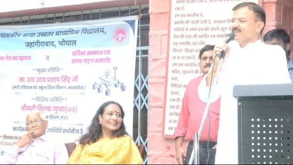 "Dr. Usha Khare inaugurates robotics lab funded by KBC prize money in Bhopal."