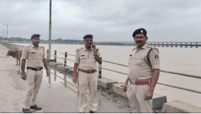 छत्तीसगढ़ के बलौदबाजार में तेज बारिश से नदी-नाले उफान पर है। सभी नदी-नाले उफान पर होने के चलते पुलिस बल तैनात कर दिए गए हैं।