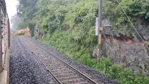 Alternative Text: उमरिया जिले में मुदरिया घुनघुटी रेलवे स्टेशन के पास पहाड़ी का एक हिस्सा रेलवे ट्रैक पर गिरने से रेल यातायात बाधित।