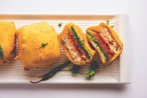 Ulta Vada Pav served with green chutney, showcasing a crispy and savory Indian snack
