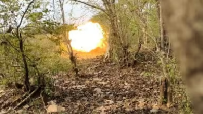 बीजापुर में माओवादियों द्वारा लगाए गए प्रेशर आईईडी की चपेट में आने से 10 साल का बालक हिड़मा कवासी गंभीर रूप से घायल हो गया। पुलिस ने कायराना हमले के खिलाफ ठोस कार्रवाई का आश्वासन दिया है।