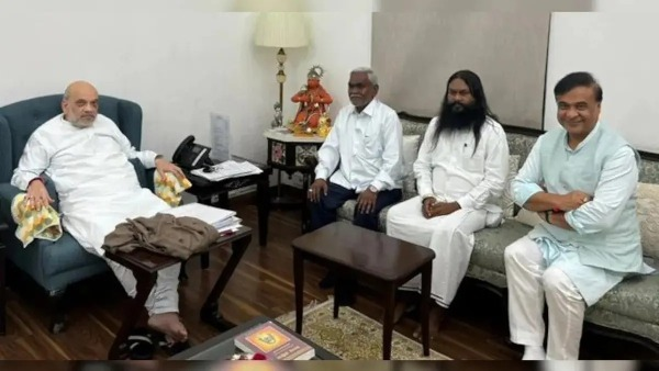 झारखंड के पूर्व मुख्यमंत्री और JMM नेता चंपई सोरेन भाजपा में शामिल होते हुए, असम के मुख्यमंत्री हिमंता बिस्वा सरमा ने सोशल मीडिया पर इस खबर की पुष्टि की।