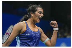"पीवी सिंधु पेरिस ओलंपिक्स 2024 में अपने अभियान की शानदार शुरुआत करते हुए मालदीव की अब्दुल रज्जाक को बैडमिंटन मैच में हराती हुईं