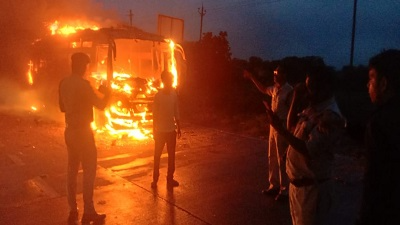 रायपुर में बिलासपुर से आ रही बस में तिवरैया के पास आग लग गई। यात्री समय रहते बस से बाहर कूद गए और कोई चोट नहीं आई, लेकिन बस का सारा सामान जलकर खाक हो गया। पुलिस आग के कारणों की जांच कर रही है।