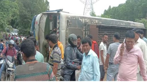 रायगढ़ जिले के धरमजयगढ़ में एक तेज रफ्तार बस पलट गई, जिससे लगभग 30 यात्री घायल हुए, जिनमें से 4 को गंभीर चोटें आईं। हादसे के बाद बस चालक फरार हो गया है और पुलिस उसकी तलाश में जुटी है।