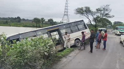 बस दुर्घटना स्थल: कोरबा से कटघोरा जा रही सिटी बस ग्राम सलोरा के पास दुर्घटनाग्रस्त हुई। राहत कार्य: पुलिस और स्थानीय प्रशासन बस दुर्घटना के बाद यात्रियों को सुरक्षित बाहर निकालते हुए।