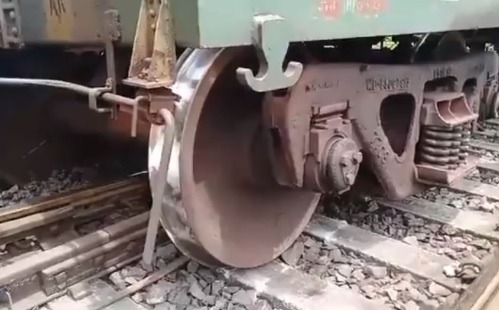 मालगाड़ी दुर्घटना: पश्चिम बंगाल के रंगापानी रेलवे स्टेशन के पास एक मालगाड़ी पटरी से उतर गई।