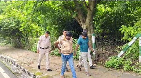 Ayodhya Nagar police arrest two inter-state thieves planning a burglary in Bhopal’s Minal Residency. The accused, known for targeting upscale neighborhoods, were apprehended before executing their plan.